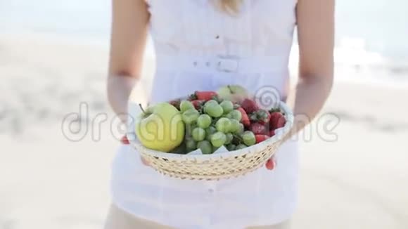 一篮子新鲜水果视频的预览图