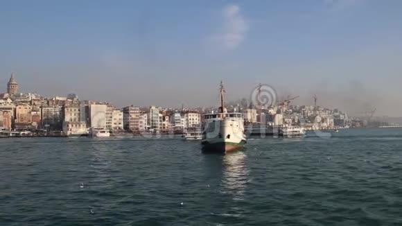 在伊斯坦布尔漂浮博斯普鲁斯的船只视频的预览图