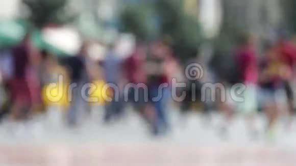 人们走在广场上视频的预览图