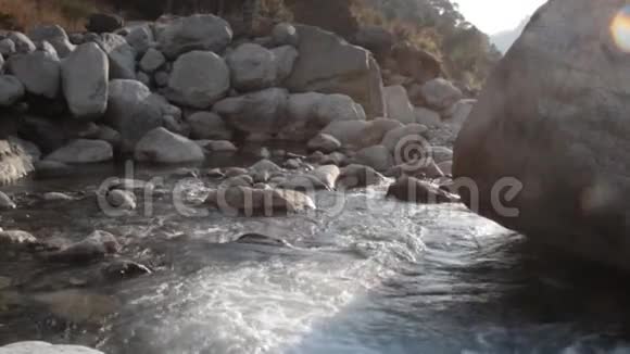 喜玛拉雅山库鲁谷春季山林视频的预览图