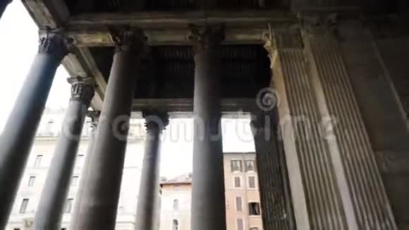 有很多柱子的建筑库存有柱子的旧建筑欧洲旅游度假视频的预览图