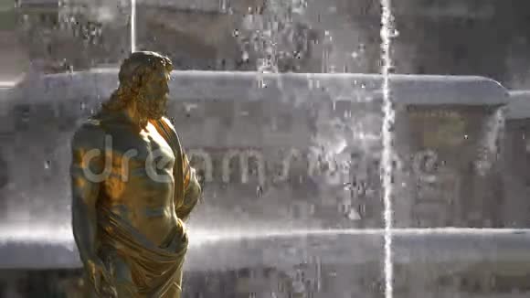 喷泉背景上的金色雕像视频的预览图