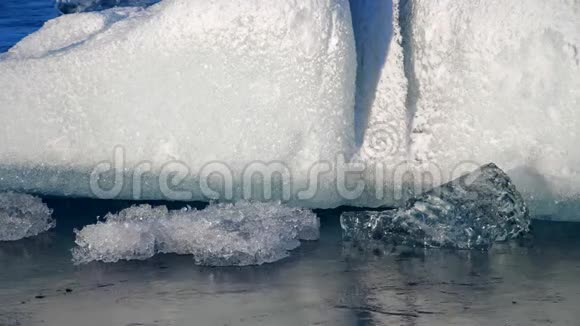 冰湖的冰山冰雪冬季自然景观冰泻湖视频的预览图