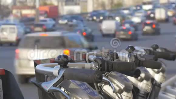 自行车停放道路旁上面有一辆大交通车替代运输时间流逝视频的预览图