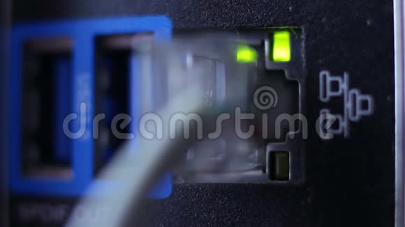连接互联网电缆到电脑和LED灯闪烁特写视频的预览图
