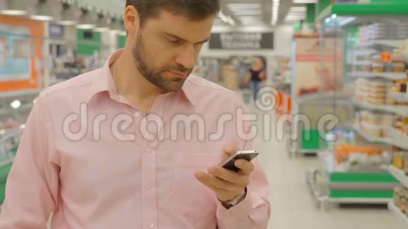 购物店使用手机的人视频的预览图