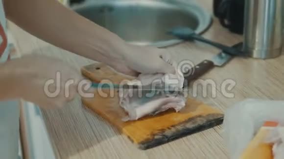 厨师把鸡胸肉生鸡肉厨师把鸡胸肉禽肉减肥肉视频的预览图