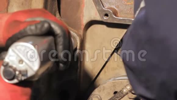 发动机装配手册柴油卡车发动机装配用扳手拧紧螺栓视频的预览图