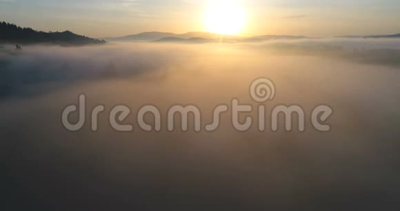 太阳升起时在雾天上空进行无人机飞行视频的预览图