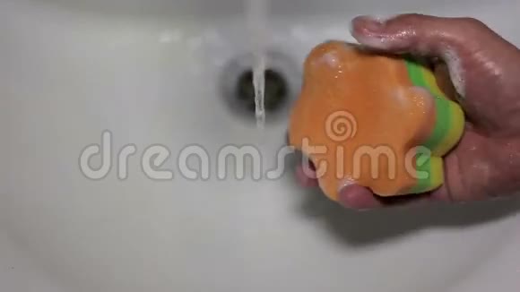 挤压肥皂海绵视频的预览图