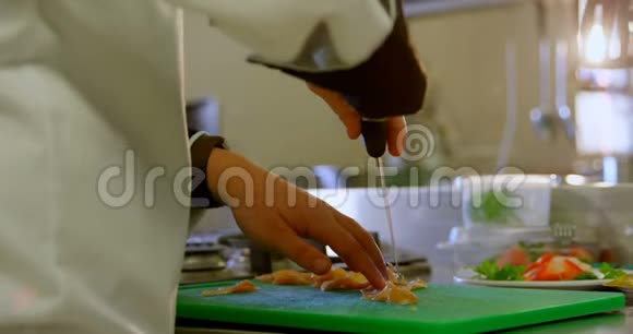 厨师在厨房砧板上切肉视频的预览图