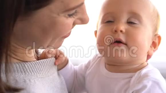 妈妈和可爱的女婴说话视频的预览图