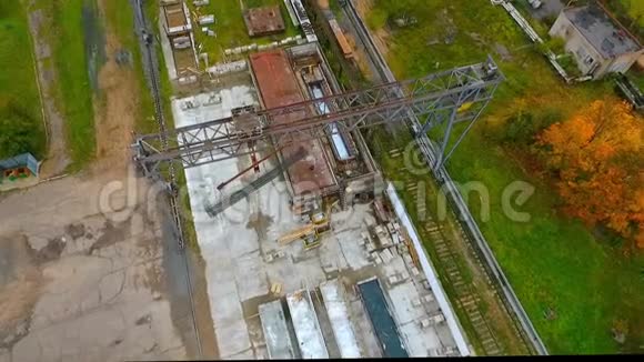 高空观景工作工业起重机工业起重机装载货物视频的预览图