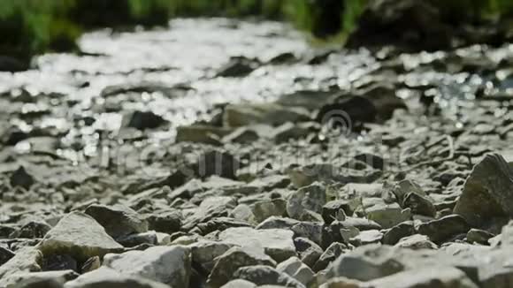 流经天然岩石环境的河流视频的预览图