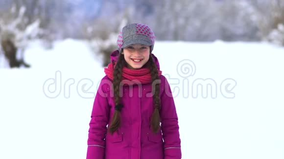 雪中田野里美丽的小女孩视频的预览图