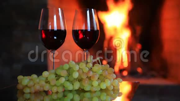 晚上壁炉旁有两杯带葡萄的红酒视频的预览图