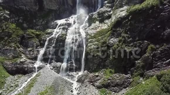 特写肆虐的高山瀑布大瀑布在山上流动的鸟瞰图美丽的风景视频的预览图