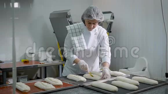 糖果店里的女人一个穿白色衣服的黑发女人准备烤面包中年女孩视频的预览图