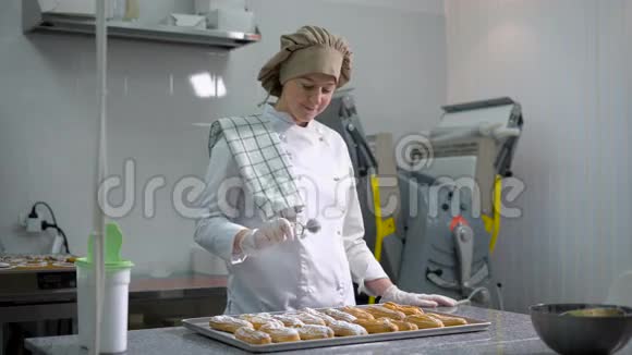 在面包店的厨房里洒满刚烤好的糖粉的专业糖果设备视频的预览图