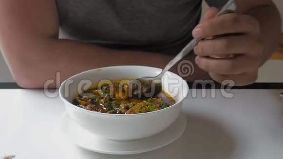 在餐厅吃热汤的男人视频的预览图