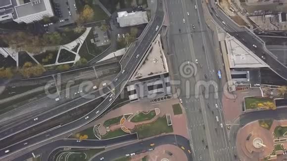 俯视城市交通的高速公路物流剪辑从上面俯瞰道路交叉口汽车交通和视频的预览图