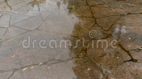 公园里下着大雨雨点落在装饰瓷砖上文本的美丽背景夏日视频的预览图