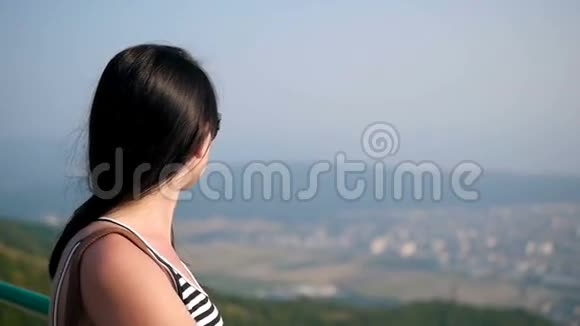 在眺望山上吹着墨镜的长发女性视频的预览图