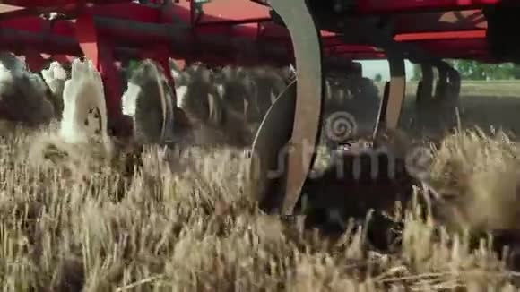 特写部分农业机制进行土地整合耕种作物射击视频的预览图