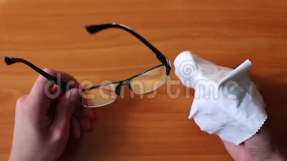 男性手清洁眼镜顶部视图视频的预览图
