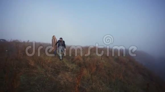 恋爱中的情侣在山上散步视频的预览图
