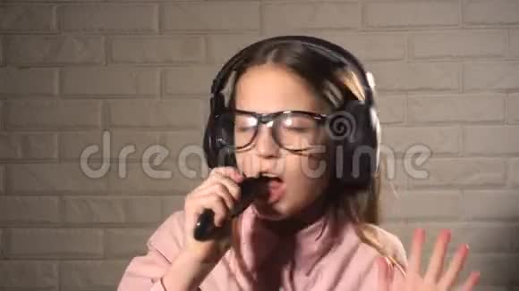 戴着耳机听音乐唱歌的少女视频的预览图