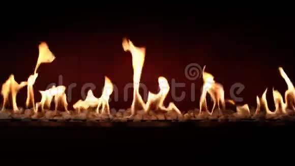 满足美丽可爱的气氛接近木炭燃烧缓慢与橙色火焰在舒适的原木壁炉视频的预览图