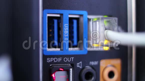 USB插座和互联网电缆特写视频的预览图