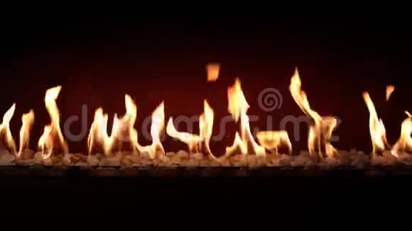 迷人的气氛令人满意的接近木炭燃烧缓慢与橙色火焰在舒适的原木壁炉视频的预览图