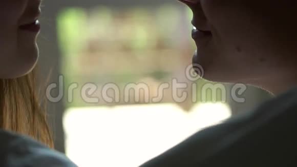 两个在窗户背景上接吻视频的预览图