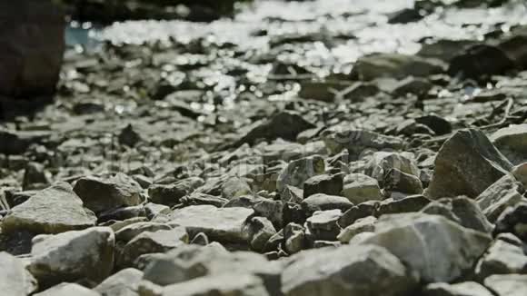 流经天然岩石环境的河流视频的预览图