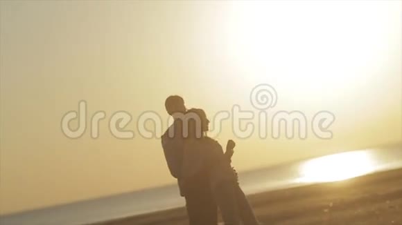 夕阳西下的海上情侣视频的预览图