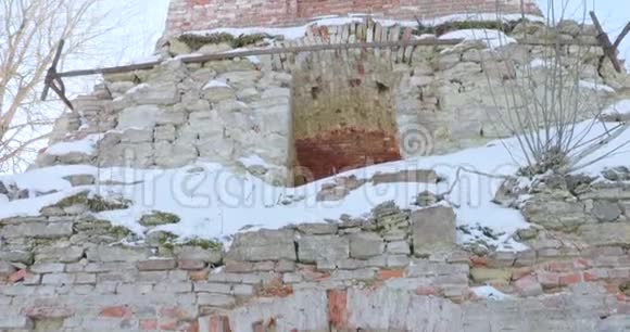 摄像机从顶部移动到顶部移除了被摧毁的教堂视频的预览图
