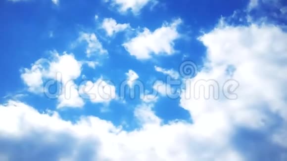 蓝天中的云与飞机航迹时间流逝的背景视频的预览图