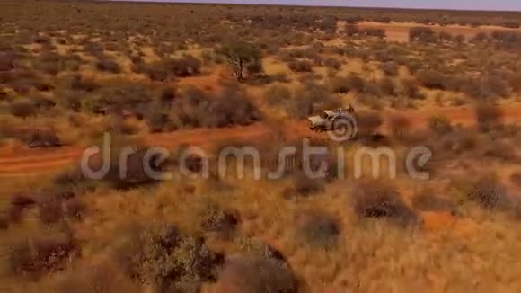 猎人正骑在草原上的越野车后面视频的预览图