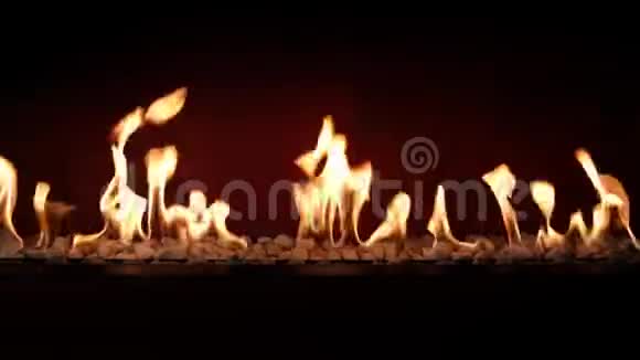 木炭燃烧缓慢橙色火焰在舒适的原木壁炉在美丽令人满意可爱的气氛关闭视频的预览图