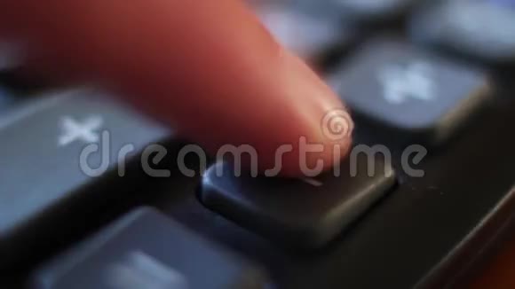 计算器设备上的减法手指按减键计算器视频的预览图