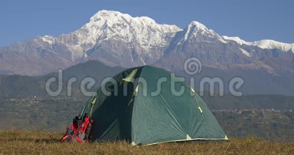 山脉背景上的帐篷视频的预览图