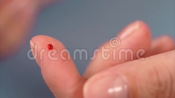 糖尿病患者手指和试纸上的血肉伤口视频的预览图