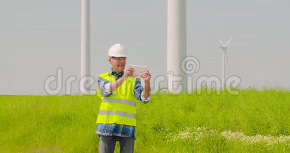 男工程师视频会议对抗风车视频的预览图