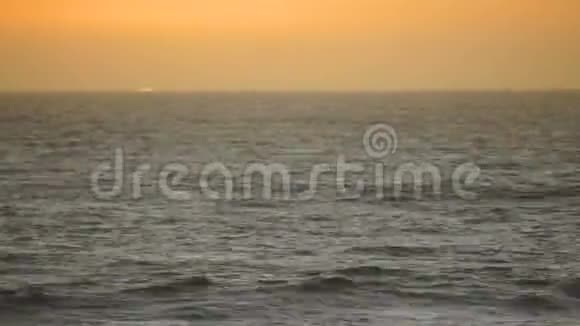 太阳升起太平洋橙色太阳无云天空波动快速运动视频的预览图