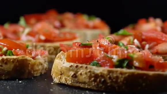 经典意大利烤饼番茄大蒜和欧芹烤面包视频的预览图