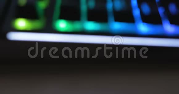 在黑暗环境中的高端多颜色主导键盘盘查视频的预览图