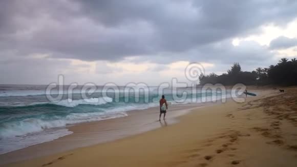 冲浪者漫步海洋海岸线海滩多云风暴日海岸冲浪视频的预览图