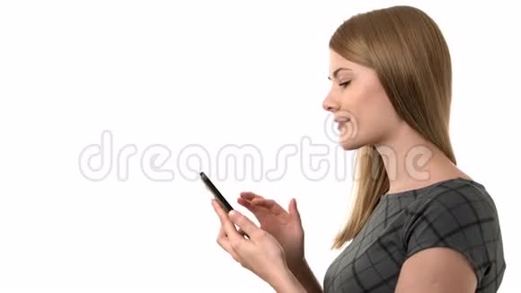 漂亮的女商人穿着灰色连衣裙在她的智能手机上工作孤立的白色背景视频的预览图